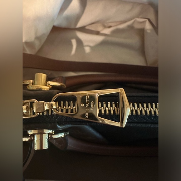 NEW Authentic Louis Vuitton V Tote BB Noir - Picture 5 of 11